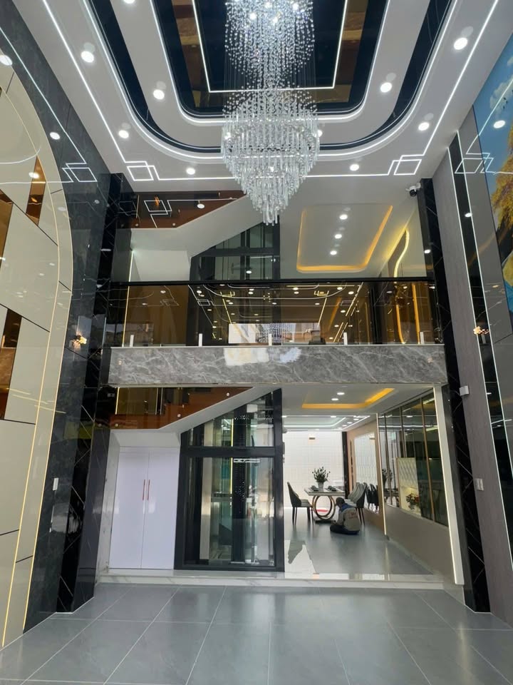 Nhà 100m² Lê Thị Riêng, Q12 - Thang Máy, 6PN, Vừa Ở Vừa Kinh Doanh