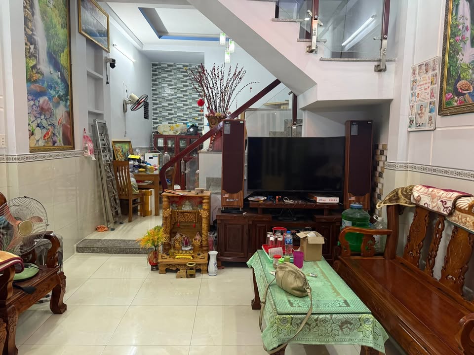 Nhà 2 Lầu Hóc Môn 48m² - Giá 2 Tỷ, Xe Hơi Tới Nhà