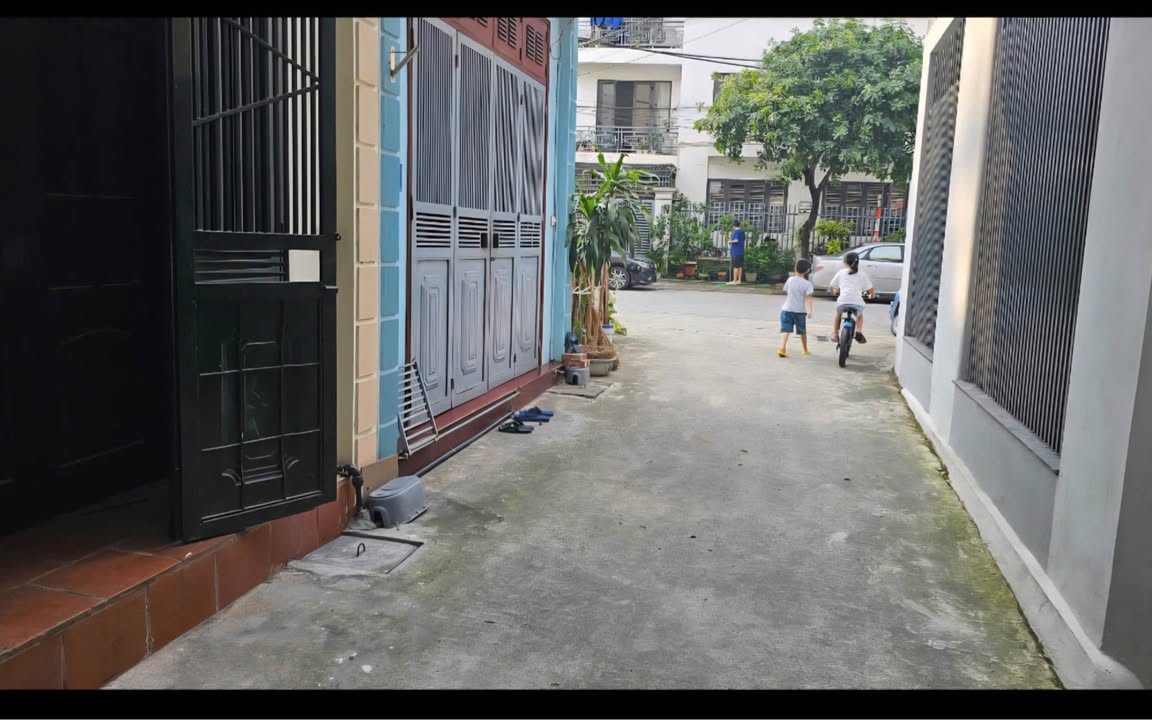 Cho thuê nhà nguyên căn Phố Hoa Lâm, Long Biên - 35m² x 4 tầng, 4PN, ô tô đỗ cửa