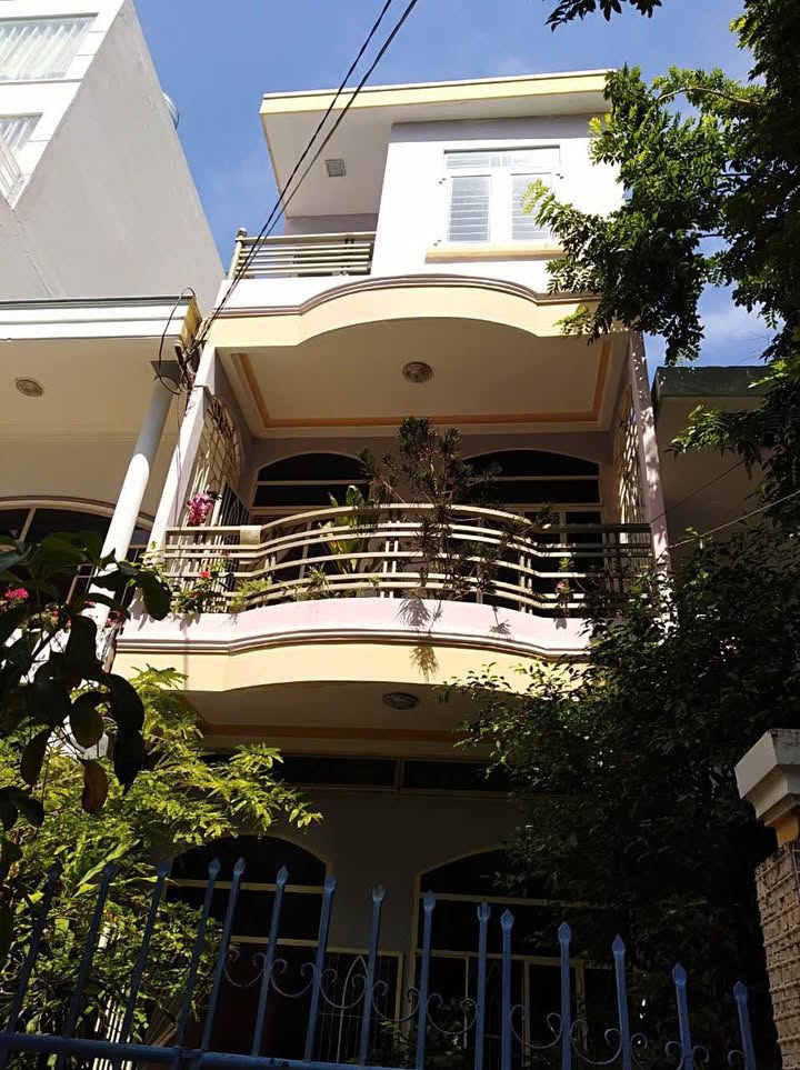 Nhà 3 Tầng Mặt Tiền Hẻm 5m Biệt Thự, Nha Trang - 105m² Giá 13.5 Tỷ