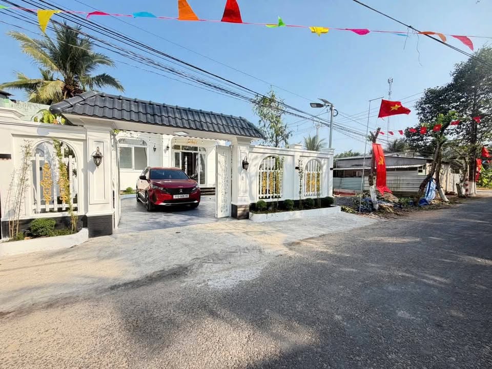 Nhà Tân Cổ Điển 243m² Bến Tre - Sân Ô Tô, Tặng Nội Thất Cao Cấp