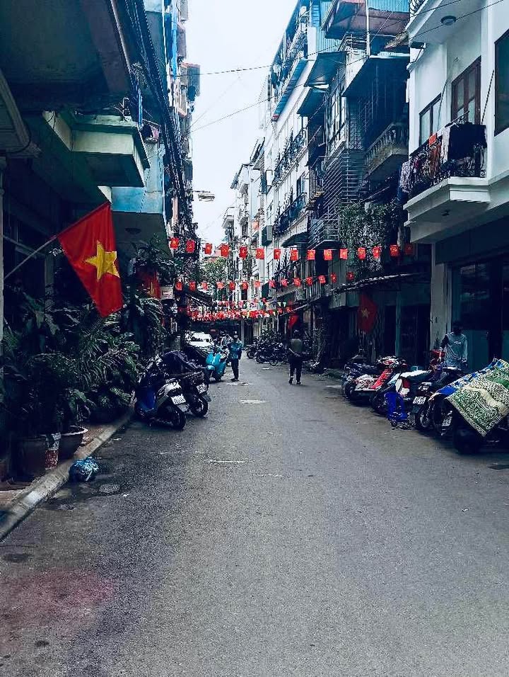 Nhà 40m² Xuân Thuỷ, Cầu Giấy - Ô tô, Cạnh Ga Metro, Giá 9.x Tỷ