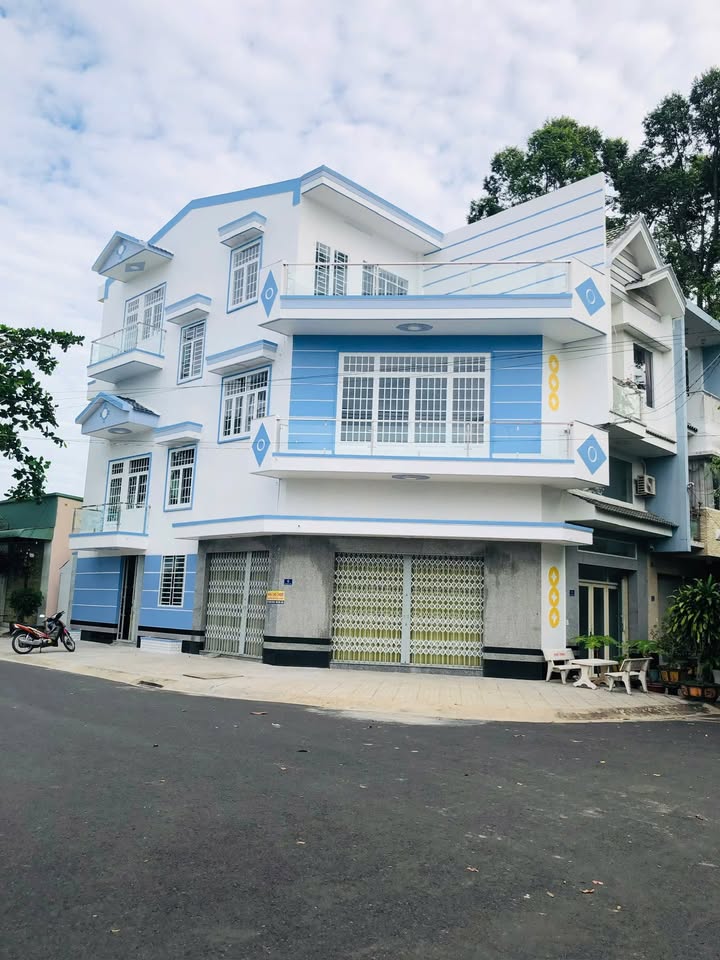 Nhà Góc Kinh Doanh Mặt Tiền Đặng Trần Côn, Long Xuyên - 70m², 3 Tầng