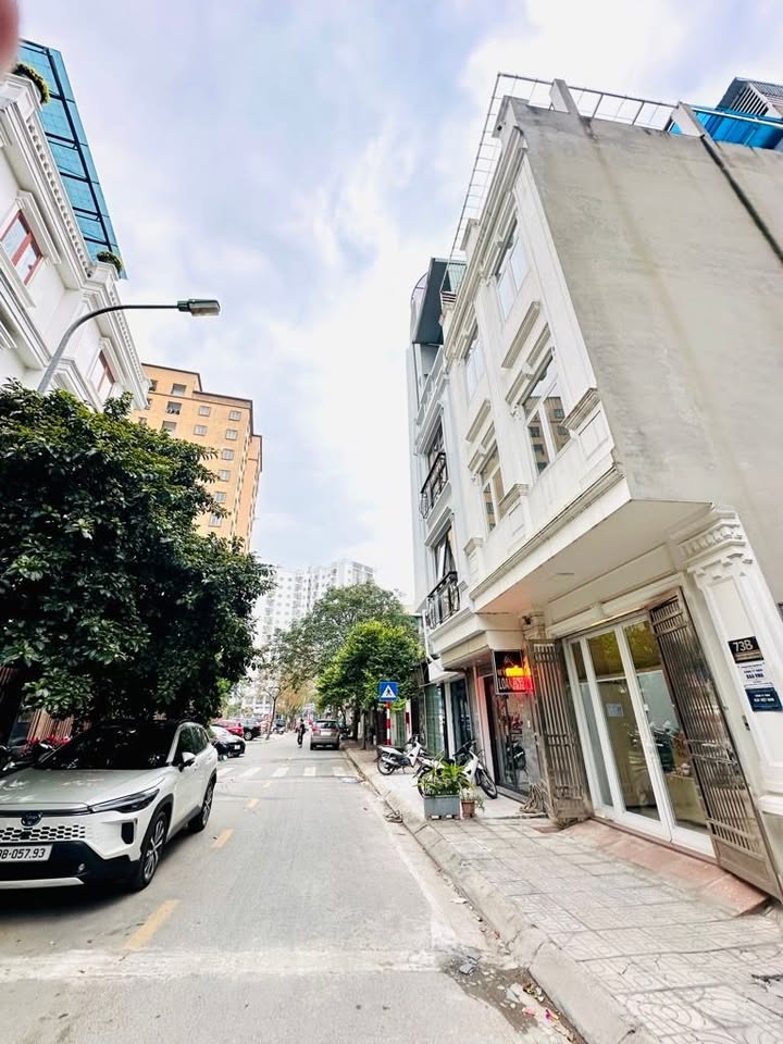 Nhà Mặt Phố Nguyễn Văn Hưởng, KD Sầm Uất, 55m², 20.5 Tỷ