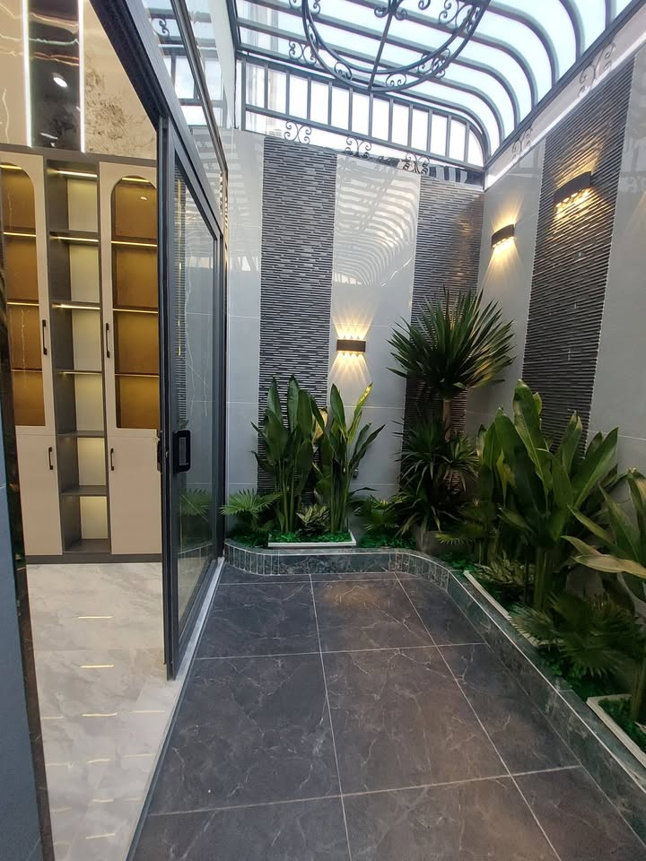 Nhà phố 80m² Quận 12, có thang máy, gara ô tô, giá nhỉnh 8 tỷ