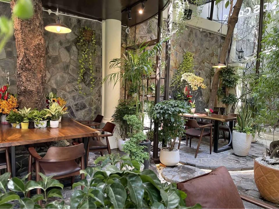 Cho thuê Mặt bằng Phố Hàm Long, Hoàn Kiếm 102m² x 2 tầng - Sân vườn cổ điển