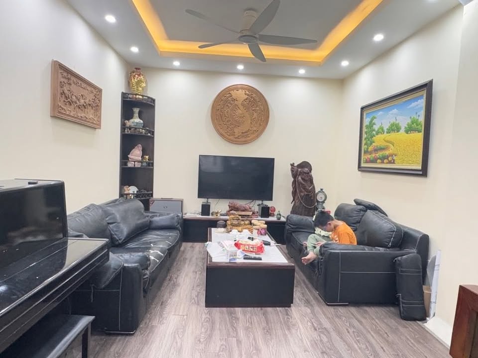 Bán gấp nhà Ngô Gia Tự, Long Biên 37m² x 6 tầng - Ô tô vào nhà, tặng full nội thất