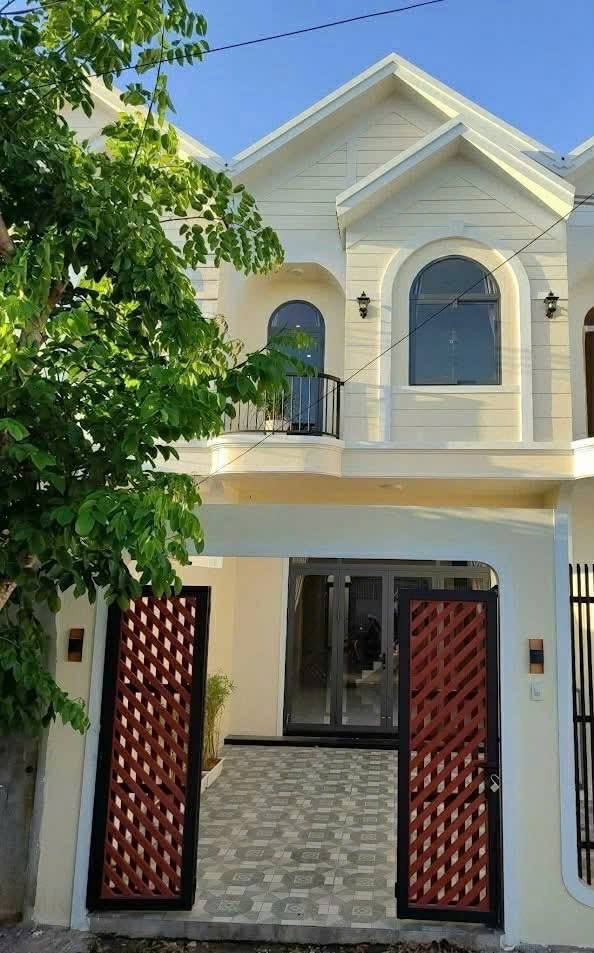 Nhà 2 Tầng KĐT Hoàng Phát, Bạc Liêu - 100m² Hướng Nam, Sổ Hồng Hoàn Công