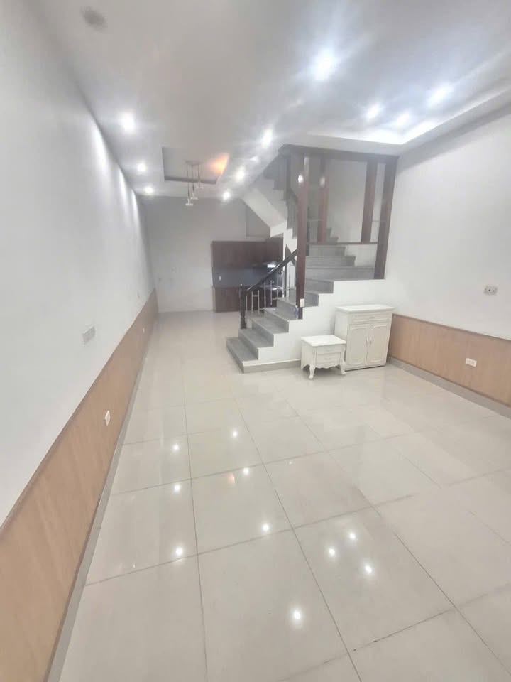 Cho thuê nhà 4 tầng Hoàng Cầu - Mai Anh Tuấn, 50m² x 4 tầng, kinh doanh/văn phòng