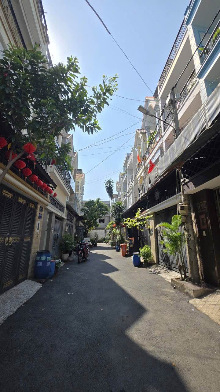 Cho thuê nhà 3 tầng Phước Long B, Thủ Đức - 4PN, Hẻm Xe Hơi, 13 Triệu/Tháng