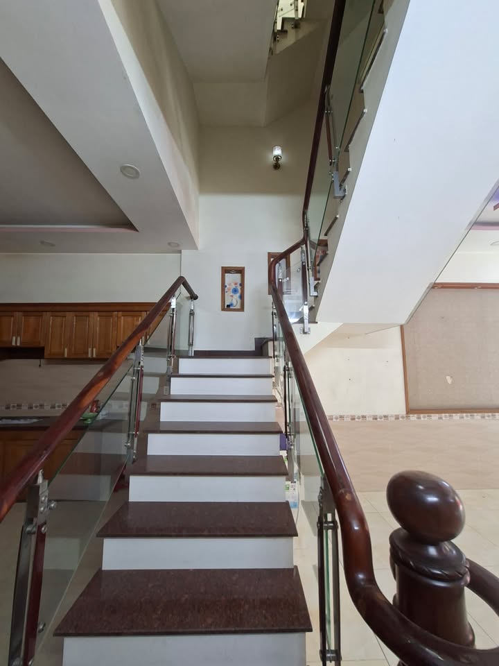 Nhà 3 Lầu 1 Trệt Dĩ An 100m² Hướng Đông Giá 9 Tỷ - Sẵn Sàng Vào Ở