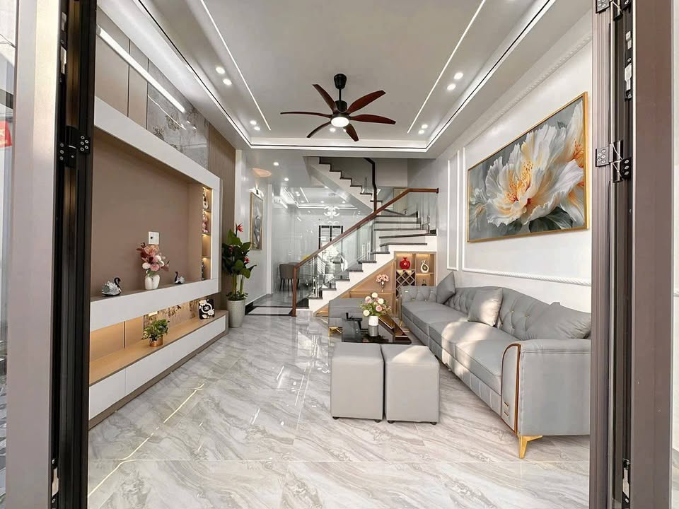 Nhà Ngô Gia Tự, Hải Phòng - 180m², 4PN, Sân Cổng Riêng, Giá 3.85 Tỷ