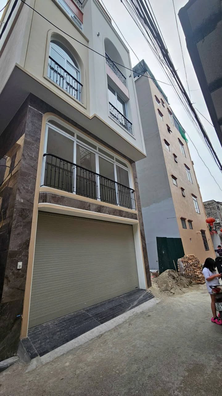 Nhà Lô Góc 6 Tầng Thang Máy Ngô Gia Tự, Long Biên - 14 Tỷ