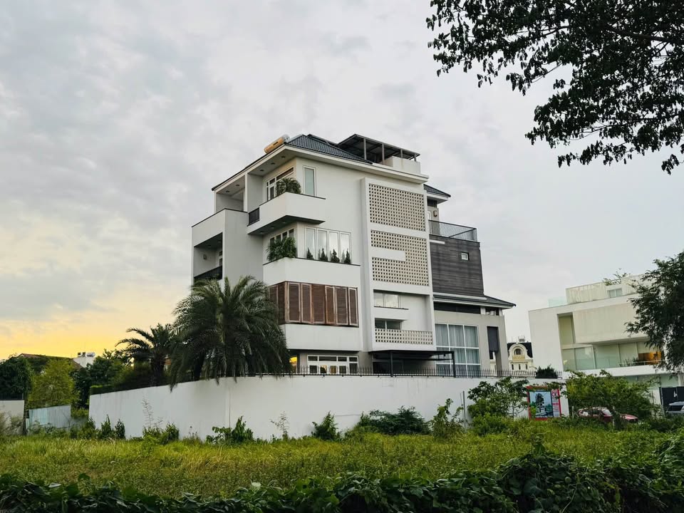 Biệt Thự Sang Trọng Vũ Phương Đề, Quận 2 - 230m², 5PN, Thang Máy Riêng