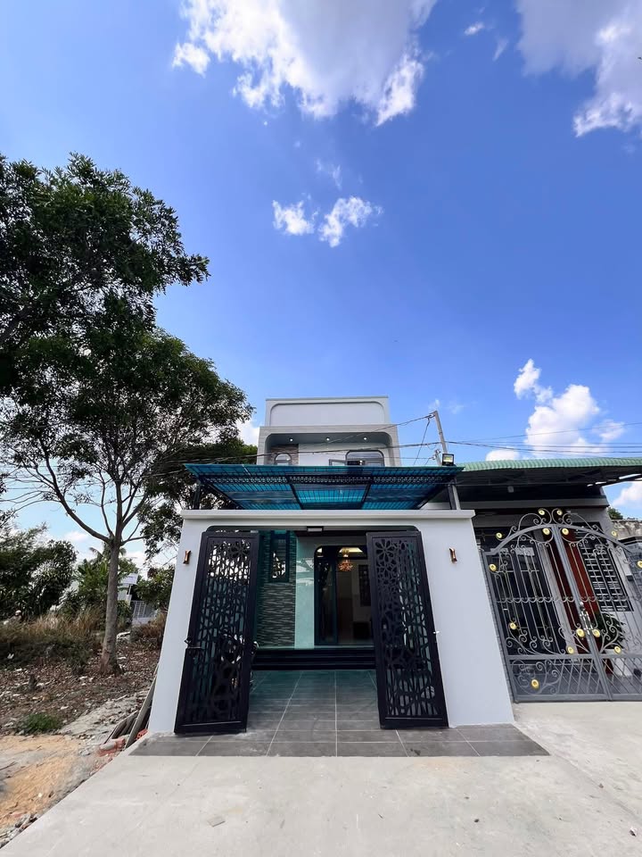 Nhà Lầu Mặt Tiền Đường Nhựa Long Hoa, Tây Ninh - 95m² Giá 1.8 Tỷ