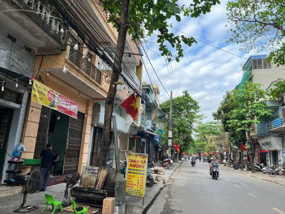 Bán Đất Tặng Nhà 2 Tầng Mặt Tiền Hàng Thao, Nam Định - 66.6m² - 5.25 Tỷ