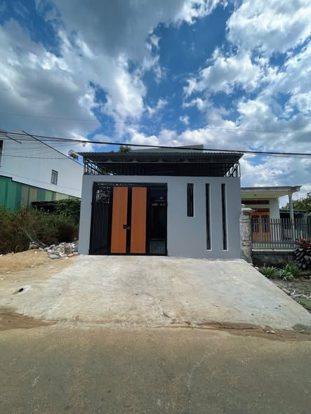 Nhà Mặt Tiền Ỷ Lan, Pleiku - 120m² Thổ Cư, Giá 1.8 Tỷ Kinh Doanh Tốt