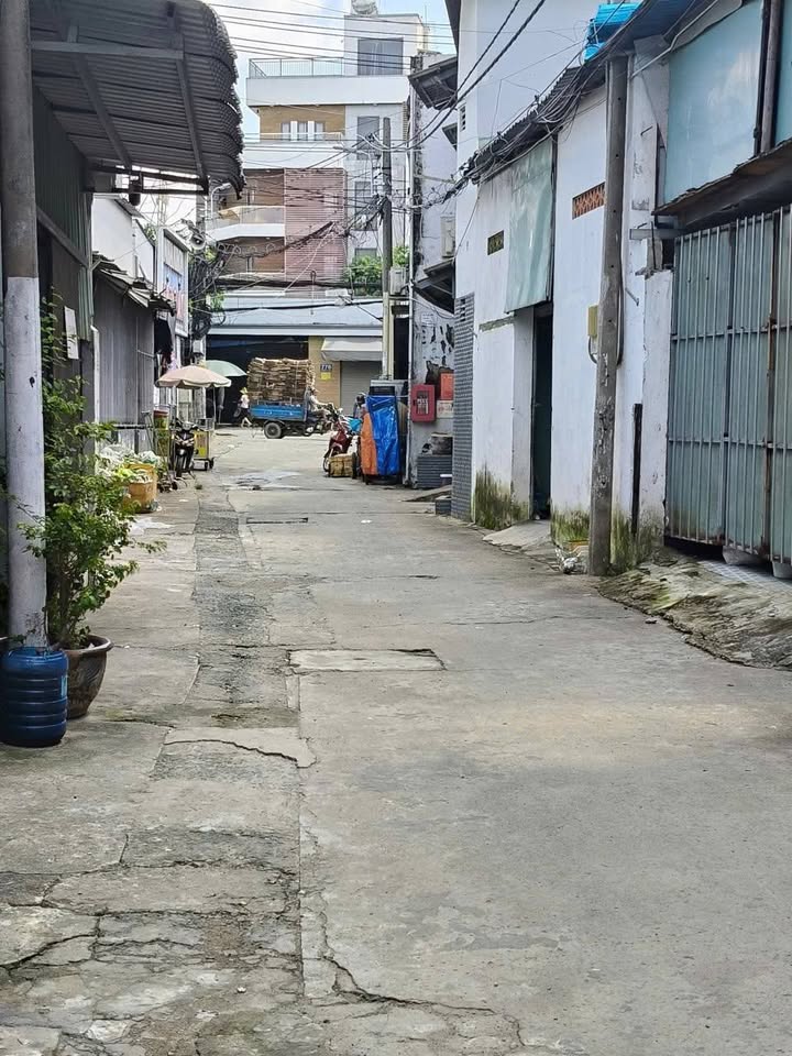 Nhà Tam Bình Thủ Đức 24m² (nở hậu) - Giá 2.2 Tỷ, Sổ Hồng Sẵn Sàng