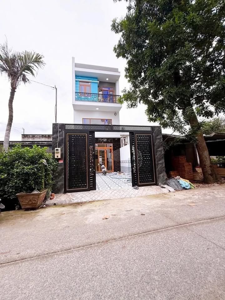 Nhà Phố Hóc Môn 125m² - Sân Đậu 16 Chỗ, 4PN - Giá 6.2 Tỷ