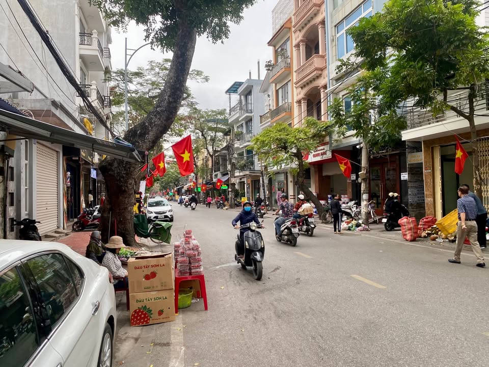 Nhà Mặt Tiền Hàng Kênh - Kinh doanh Sầm uất, Vỉa hè Rộng 51m²