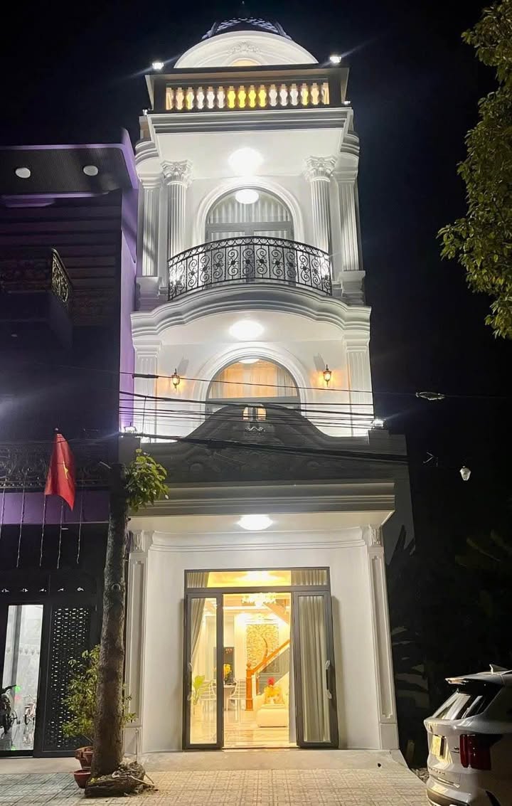 Nhà 4 tầng trung tâm TP Tân An, 360m² sàn, view lâu đài sân thượng - 5.85 tỷ