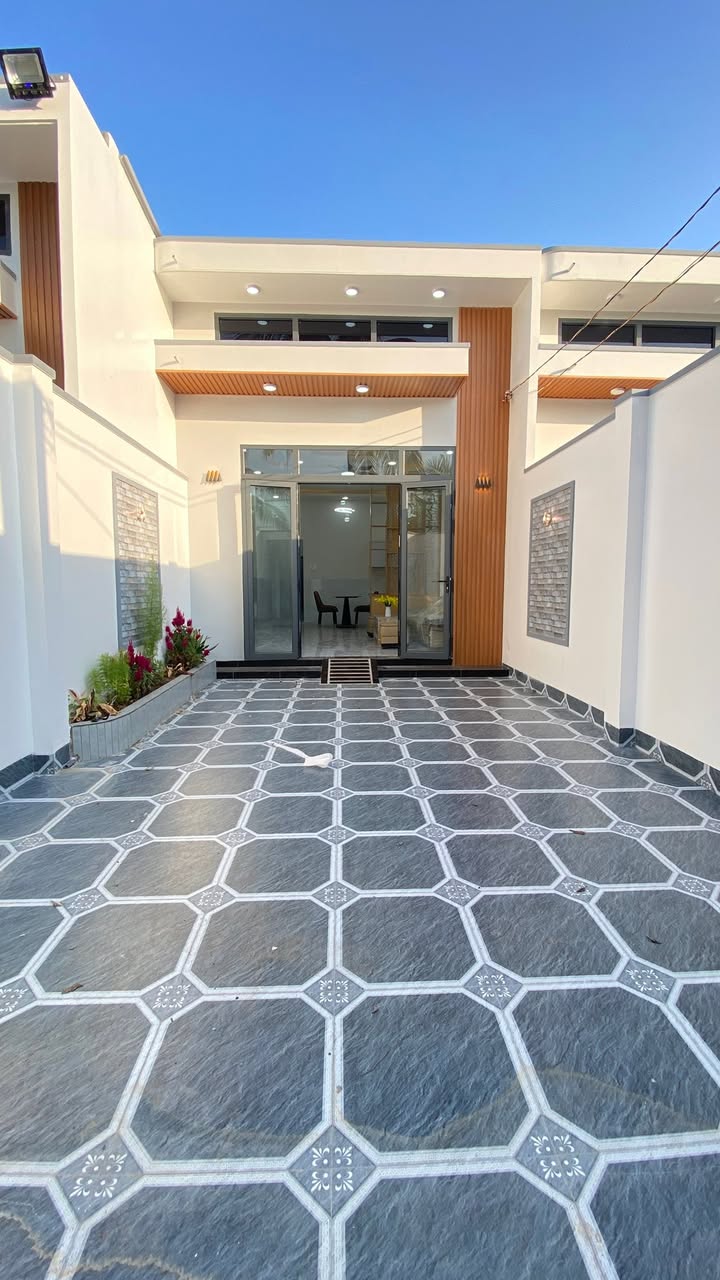 Nhà 108m² Thân Cữu Nghĩa - Giá 1.28 Tỷ, Sẵn Xe 7 Chỗ Vào Nhà