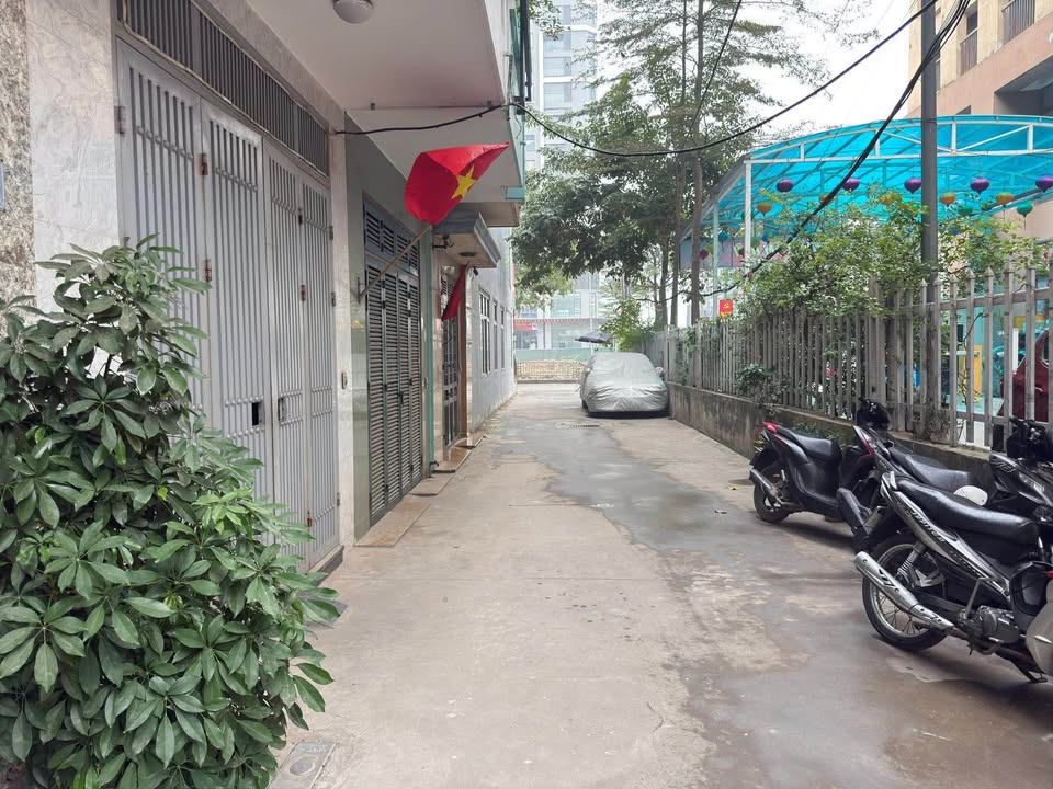 Nhà Ngõ Thông Hai Bà Trưng 61m² - Ô tô đỗ cửa, Sổ đỏ chính chủ