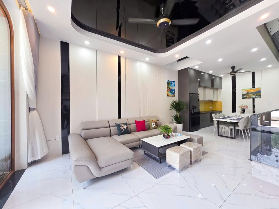 Nhà 3 Tầng Mặt Tiền Đường 7.5m Hòa Xuân, Đà Nẵng - 100m², 9.x Tỷ