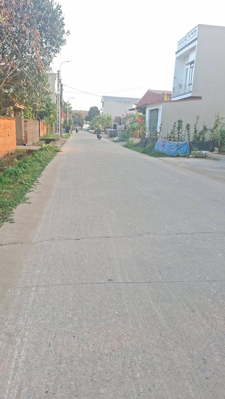 Bán đất T.P Bắc Giang 83.5m² full thổ cư, ô tô vào đất, gần KCN