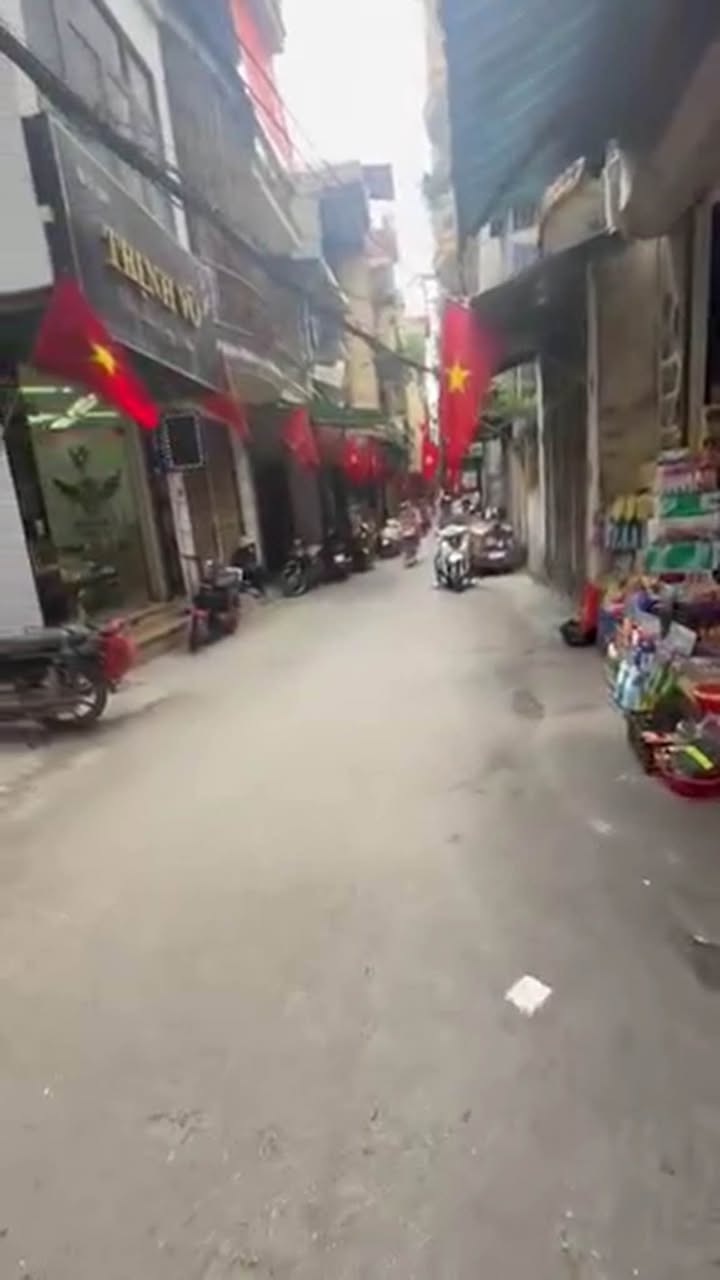 Nhà 5 Tầng Thang Máy Đê La Thành, Ba Đình - 40m² Kinh Doanh Đỉnh Cao - Giá Đầu Tư 10.2 Tỷ