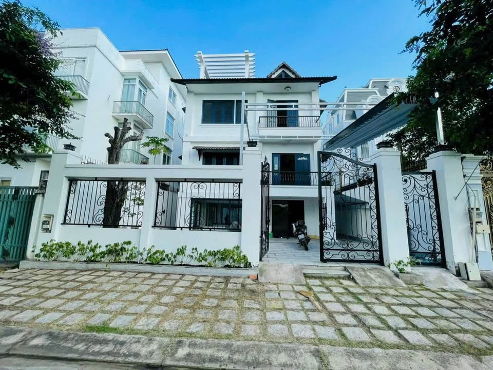 Biệt Thự Ven Sông Quận 7 - 240m² - Giảm Sốc 4 Tỷ - Sổ Hồng Riêng