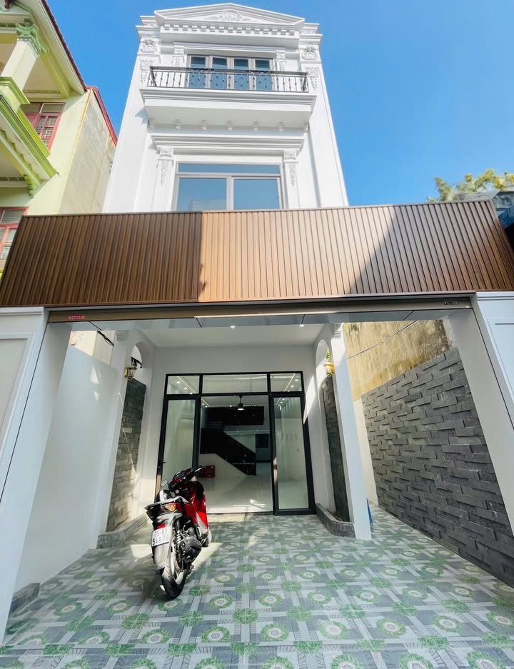 Nhà 3 Tầng Văn Cao, Hải Phòng - 102m² Sổ Đỏ, Sân Cổng, Vườn Riêng