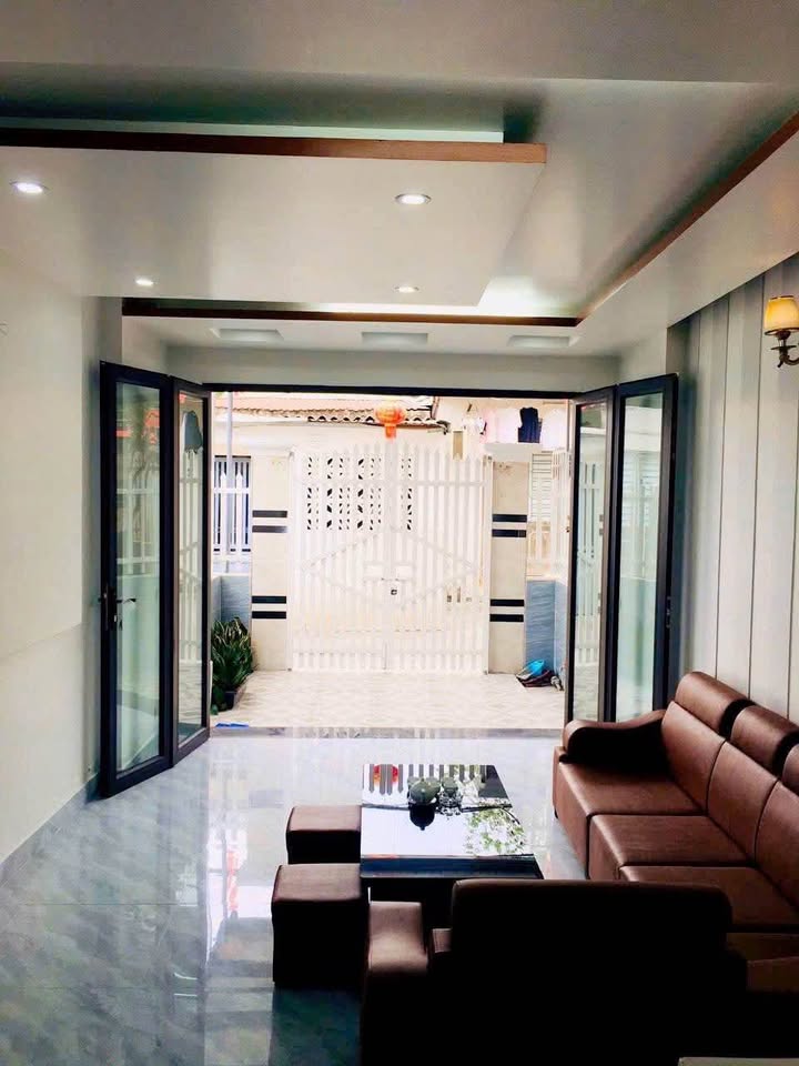 Nhà Sân Cổng 52.5m² Văn Cao, Hải Phòng - Giá 3.86 Tỷ