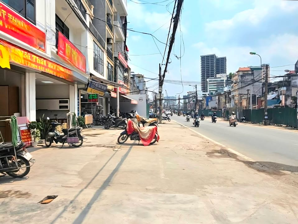 Nhà Mặt Tiền Rộng 6.5m Đê La Thành, Ba Đình - 12.6 Tỷ, Sẵn Sàng Xây Mới