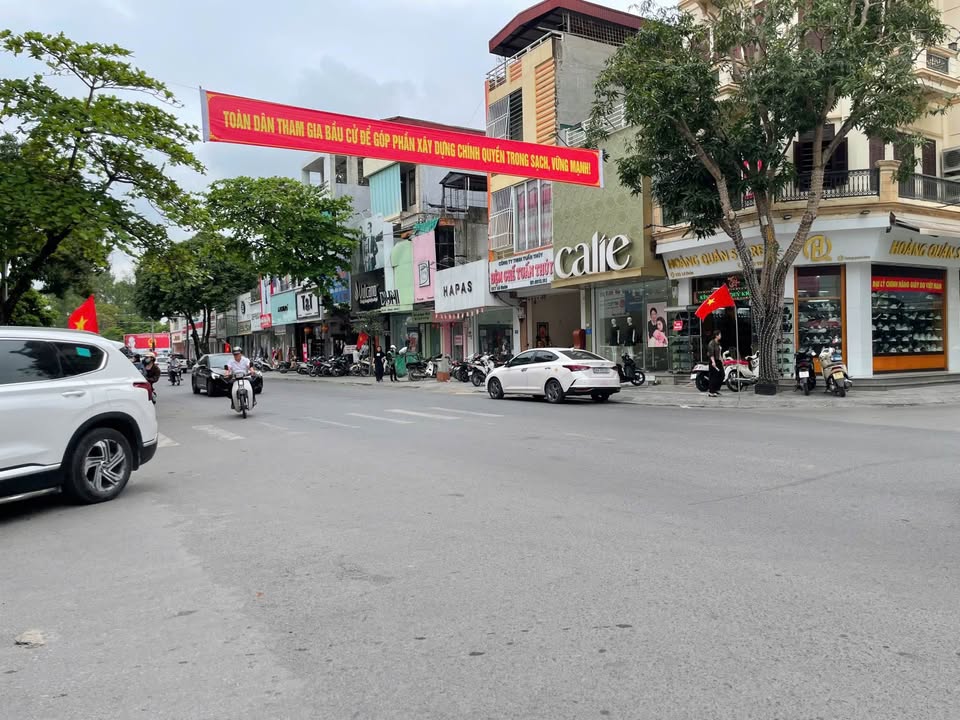 Nhà Mặt Phố Lý Thường Kiệt (123.5m²) Tặng 2 Nhà, Dòng Tiền 20 Triệu/Tháng