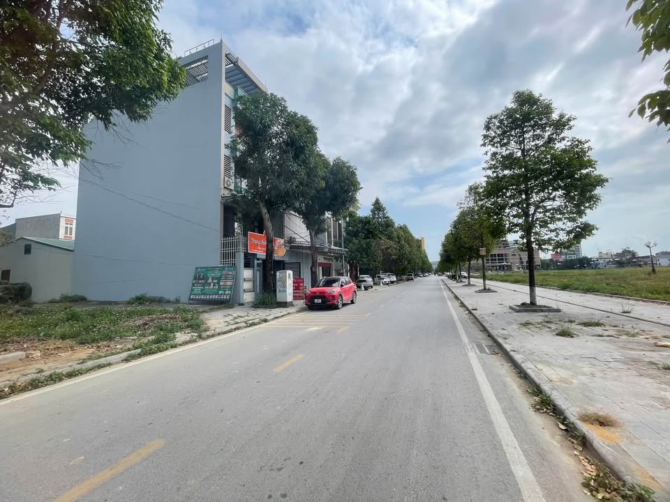 Cho thuê đất 2 mặt tiền đầu Công viên nước Đông Hương 235m² - Giá tốt