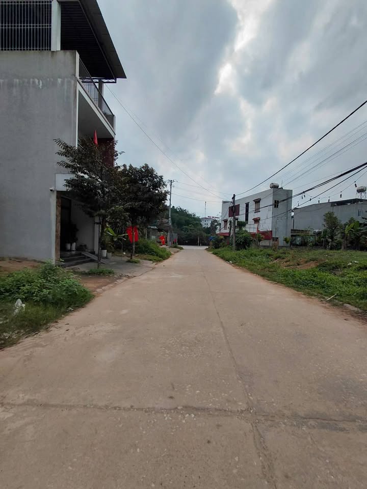 Đất nền 2 mặt đường Âu Cơ, Yên Bái - 100m² Sổ hồng Vuông vắn