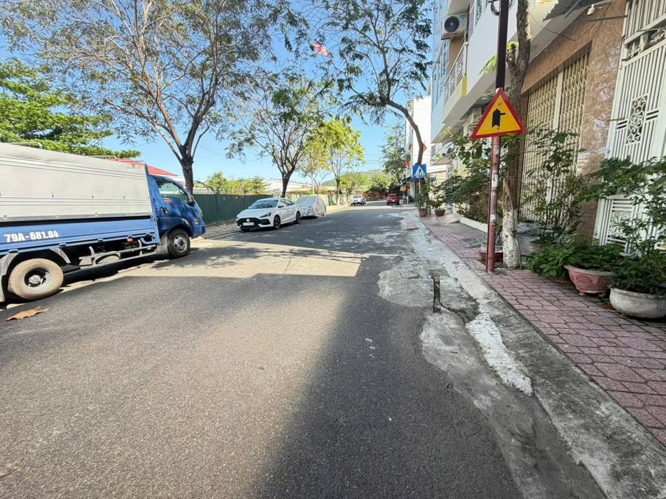 Cho thuê nhà 4 tầng mặt tiền Lê Thanh Nghị, Nha Trang - 60m², 4PN, Full nội thất