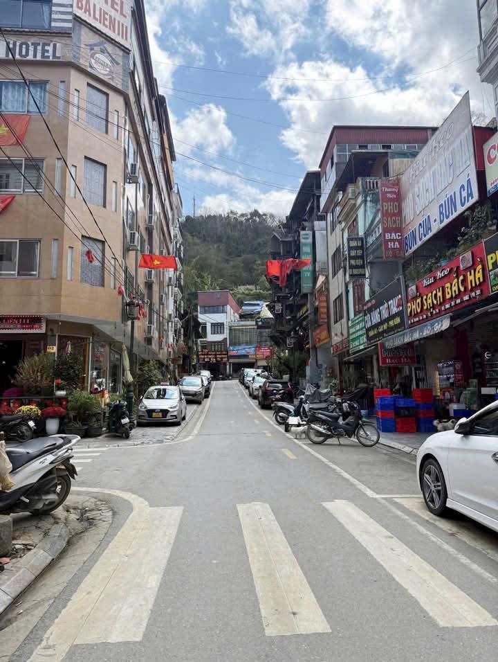 Bán Khách Sạn Trung Tâm Sa Pa 90m² - Dòng Tiền Ổn Định, Vị Trí Đắc Địa