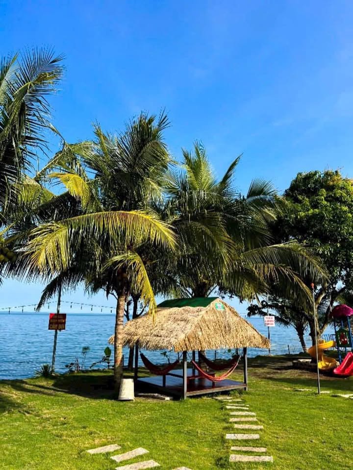 Farm nghỉ dưỡng 4800m² view Hồ Trị An - Giá 17 Tỷ