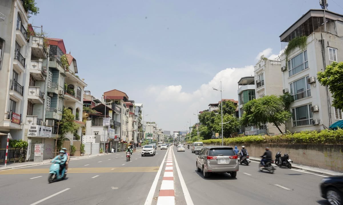 Nhà 5 Tầng Âu Cơ 42m² Giá 13.5 Tỷ - Sổ Đỏ Vuông Vắn