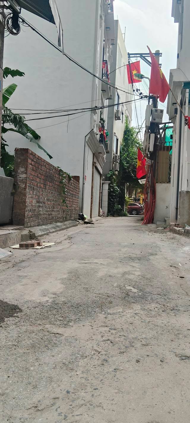 Nhà 35m² Việt Hưng, Long Biên - 3 Tầng, Ô tô tránh, Giá 6.x Tỷ