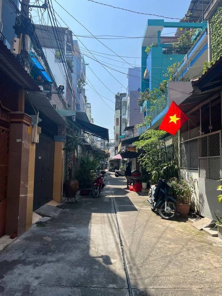 Nhà 2 Mặt Hẻm 5m Đường Công Chúa Ngọc Hân, Q.11 - 30.3m², 5PN, 6.8 Tỷ