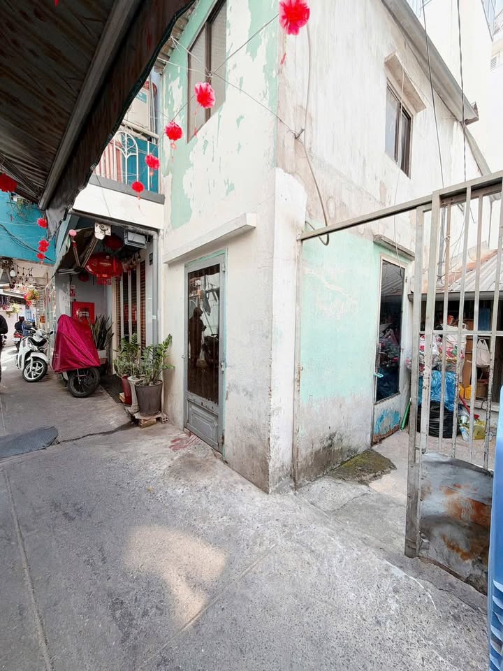 Nhà Nở Hậu Đẹp 27.5m² Bến Vân Đồn, Quận 4 - Sẵn Sàng Xây Mới