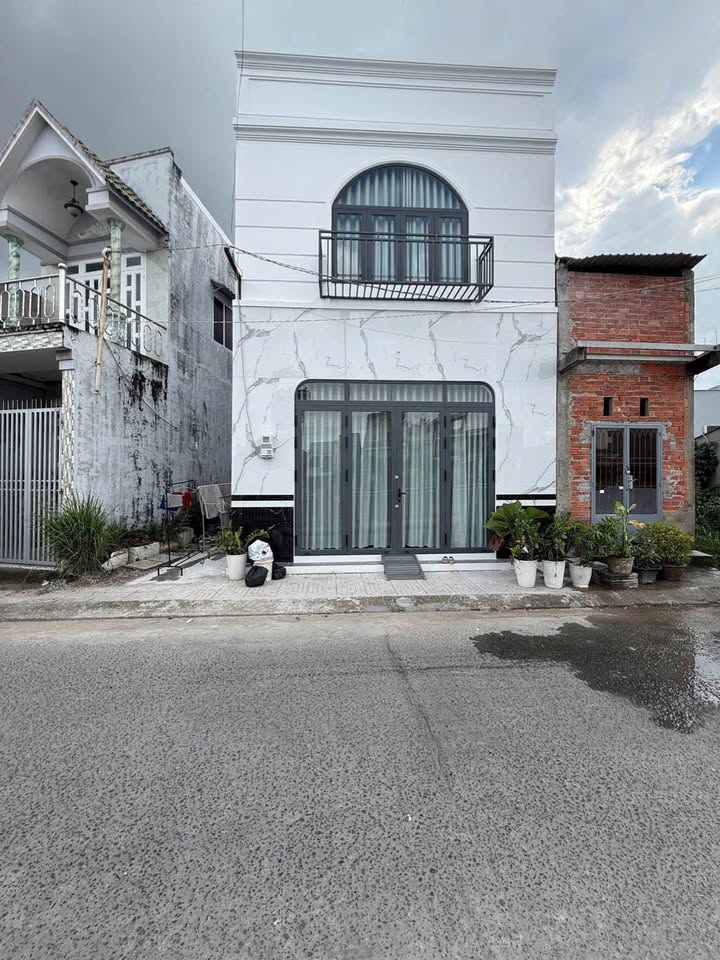 Nhà Trệt Lầu Mặt Tiền Bờ Kè Hồ Bún Sáng 42m² - Giá 3.79 Tỷ