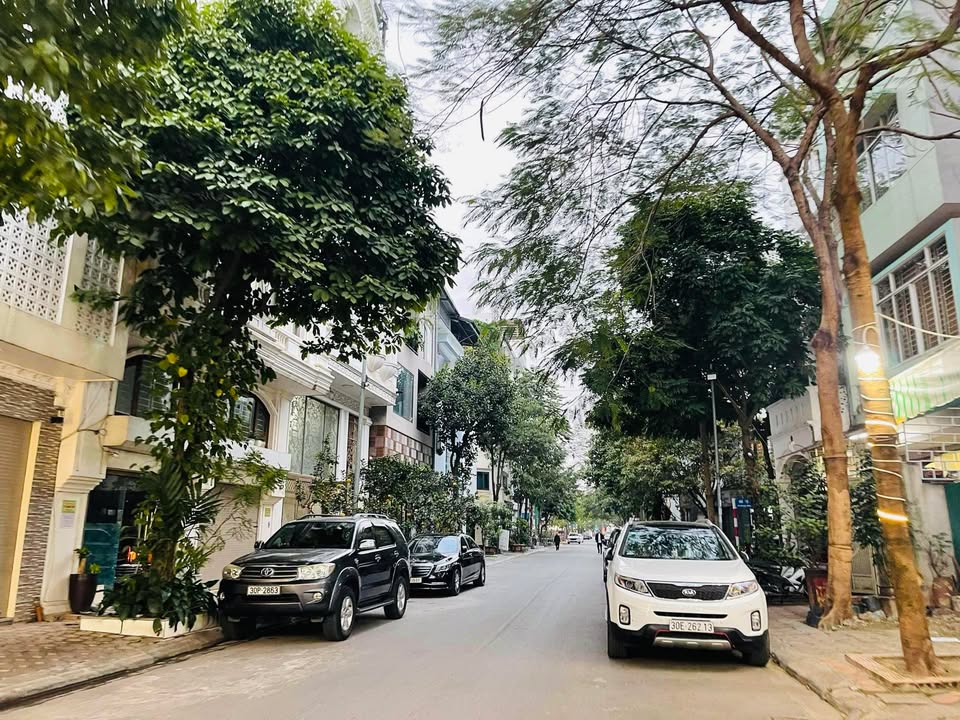 Nhà Mặt Phố Việt Hưng 68m² 6 Tầng Kinh Doanh - Dòng Tiền 200 Triệu/Năm