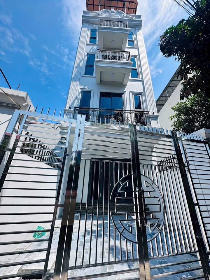 Nhà Phố Phúc Lợi 110m² 6 Tầng Thang Máy Full Nội Thất - Sẵn Sàng Ở Ngay!