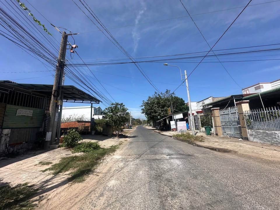 Đất Nền Mặt Tiền Nguyễn Thông, La Gi - 298m² Gần Chợ, Kinh Doanh Sầm Uất