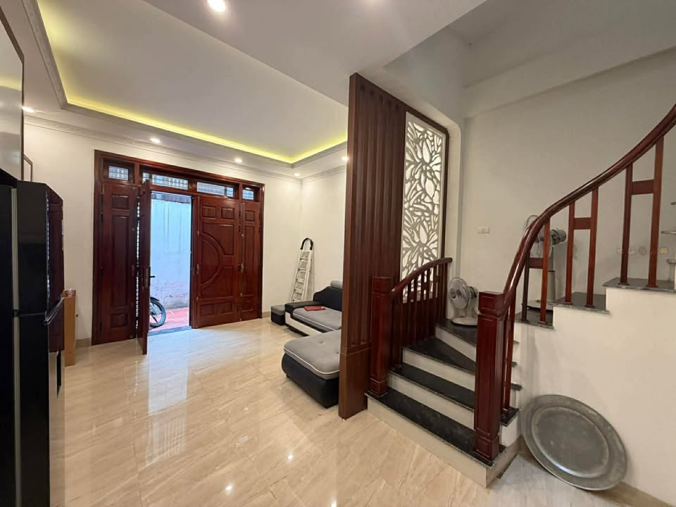 Nhà 5 Tầng Phố Kinh Doanh Long Biên 32m² - Giá Hơn 6 Tỷ - Sẵn Nội Thất