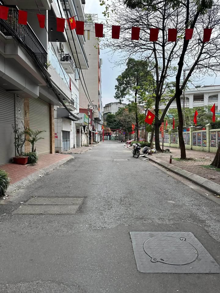 Nhà Phân Lô Nguyễn Văn Cừ, Long Biên 42m² - Ô Tô Vào Nhà, 5 Tầng Hiện Đại